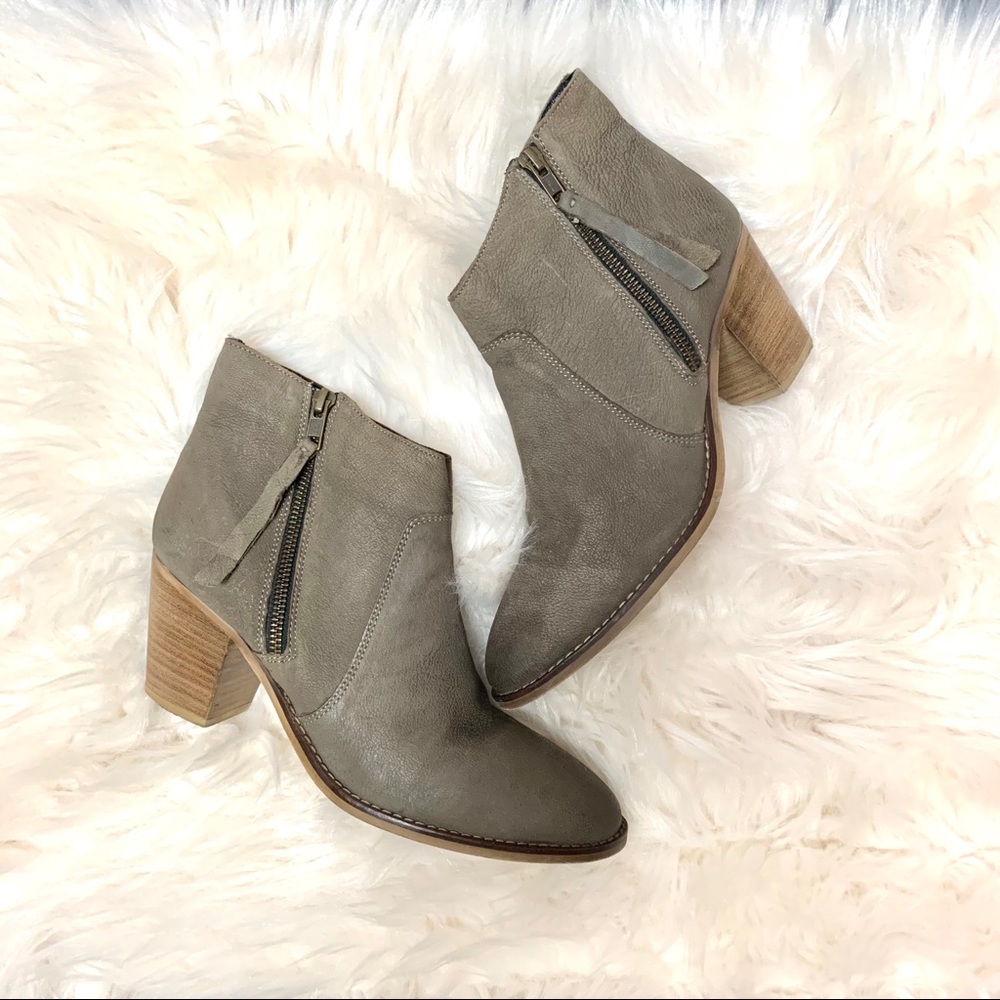 URBAN OUTFITTER BOOTIES